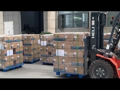 Οι εργαζόμενοι φορτώνουν τα οχήματα